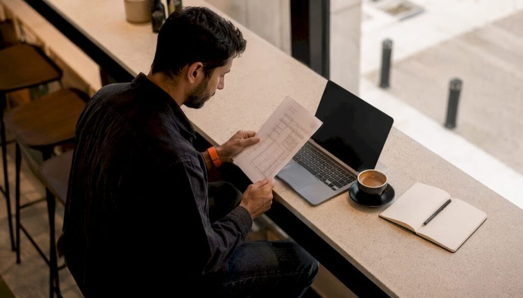 Homem a comparar preços e opções de consumíveis de impressão em sites online