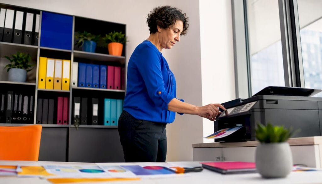 Senhora a configurar a impressora no escritório
